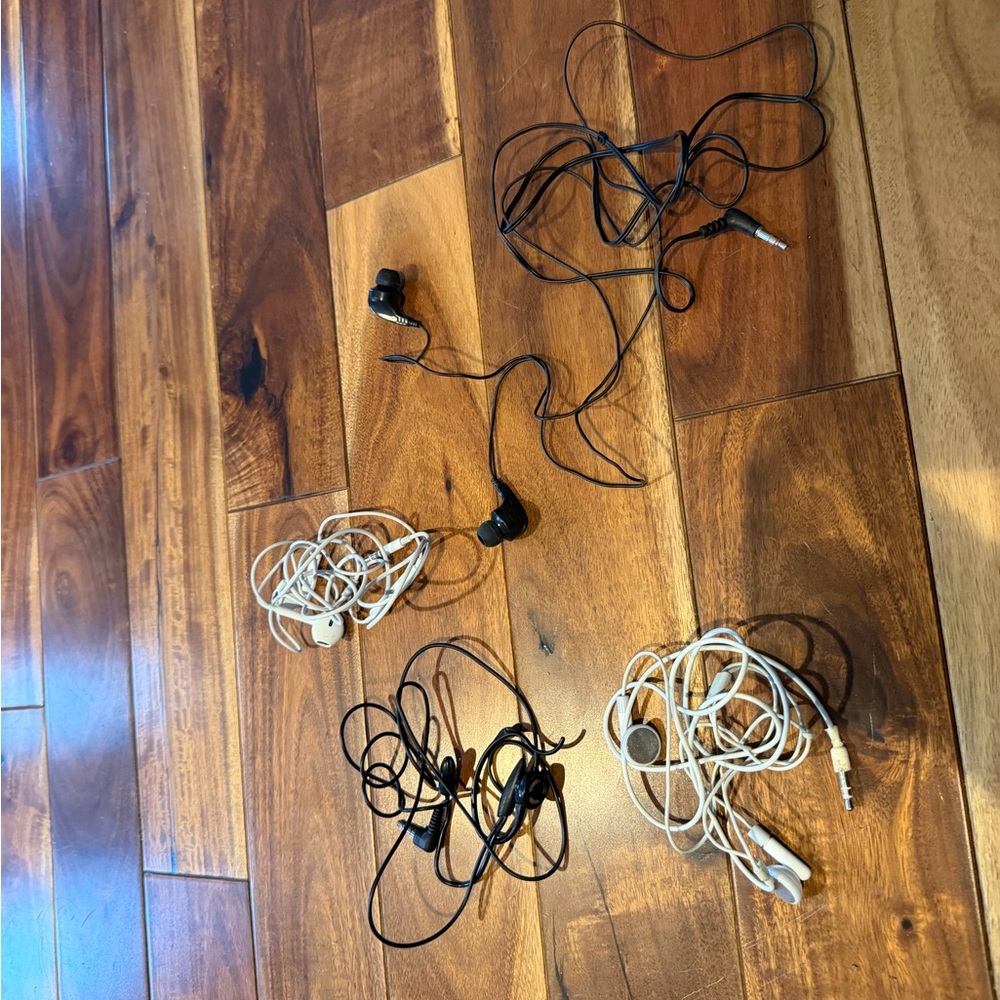 Set of Wired Earbuds in Black and White lot of 4